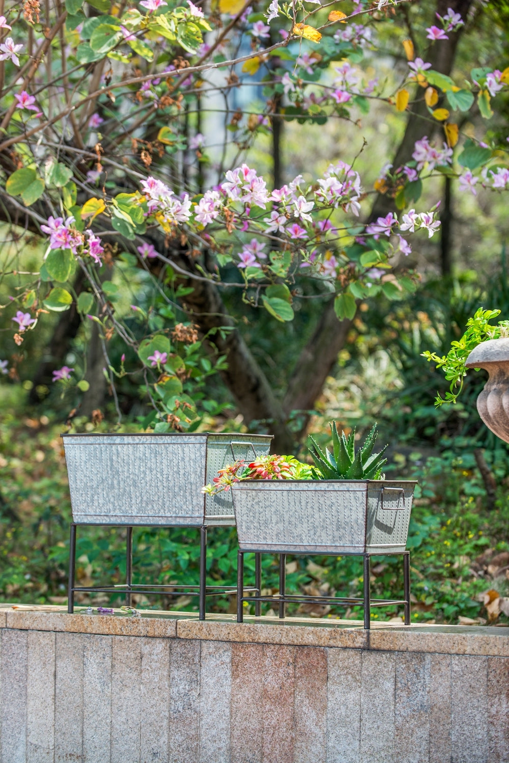 Set of 2 Zale Rustic Metal Planters with Stands, L:20x12x19.5' S:16.5x9.5x14.5'